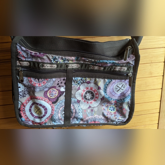 LeSportsac beautiful geometric floral bag - Picture 5 of 6